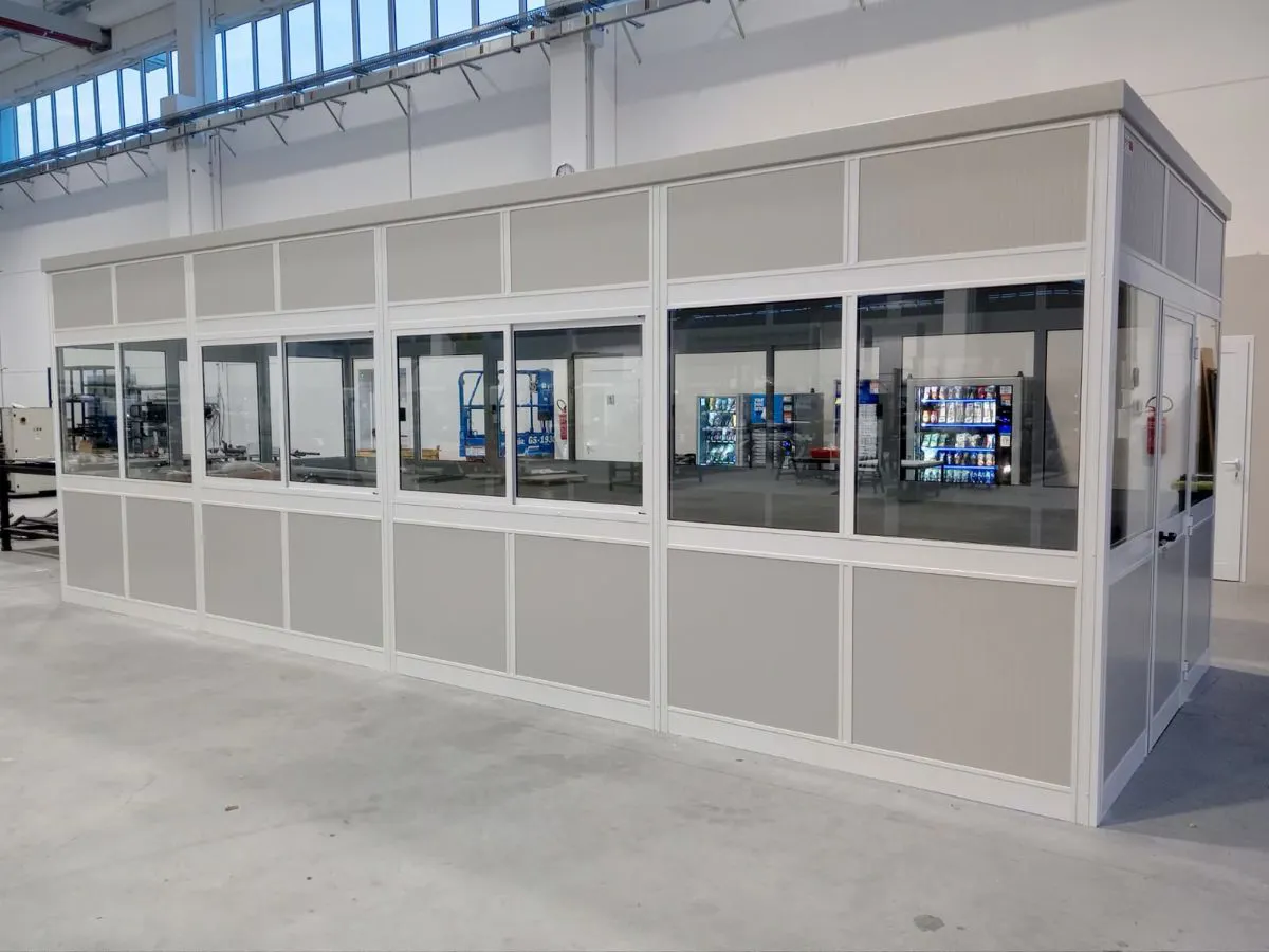 UFFICIO INTERNO CON PARETI CONTINUE IN ALLUMINIO
