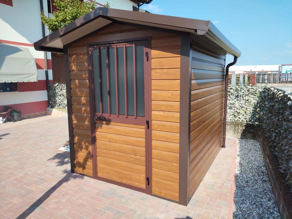 CASETTA DA GIARDINO CON PANNELLO DOGATO EFFETTO LEGNO
